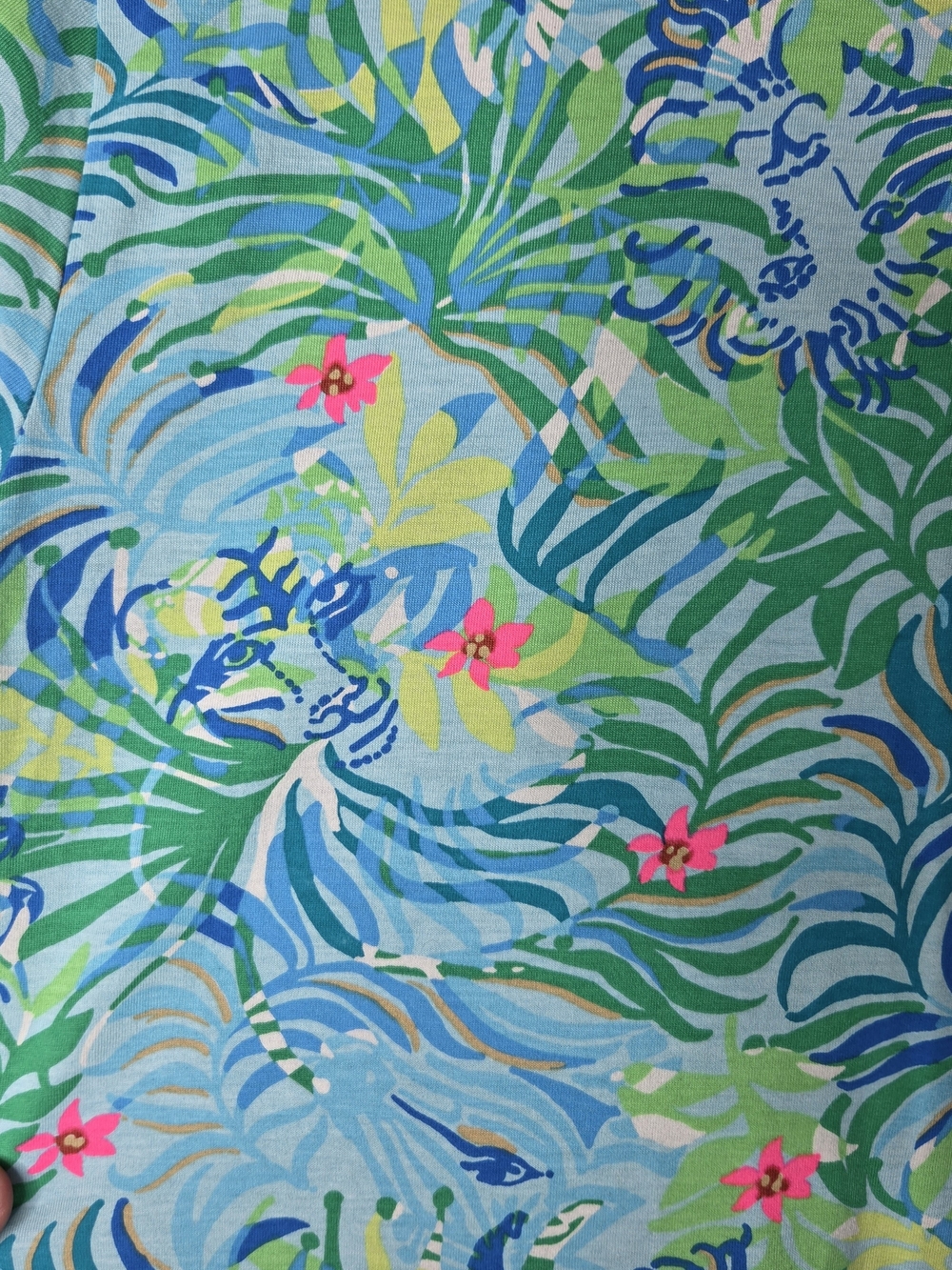 Lilly Pulitzer Etta Short Sleeve V-neck Tshirt Tropical Blue & Green Print - Picture 7 of 8